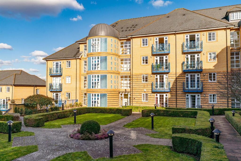 2-bed flat on Newland Gardens, Hertford, SG13, £337,500