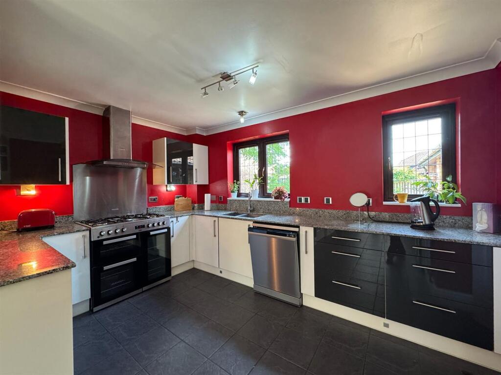 Bowmans Close, Welwyn - View 4