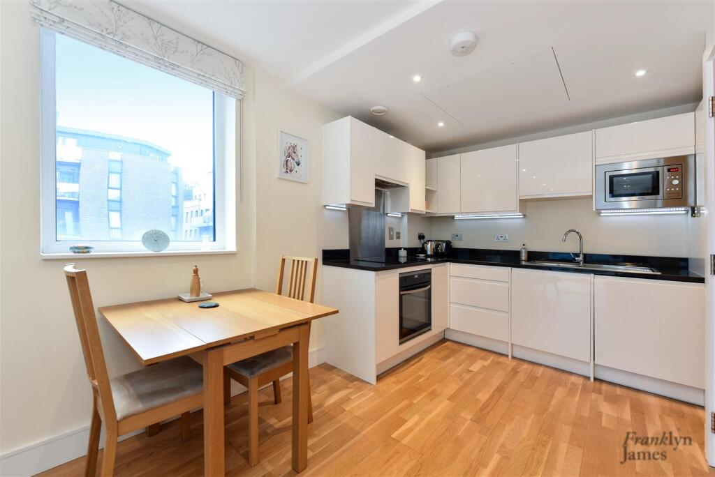 Apartment in London, Canary Gateway, Limehouse - View 4