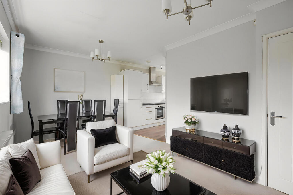 2-bed flat on Wingfield Close, Brentwood, CM13, £250,000