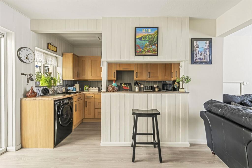 House in London, Hanworth - More