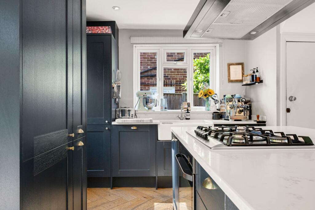 House in Mole Valley, Fetcham - More