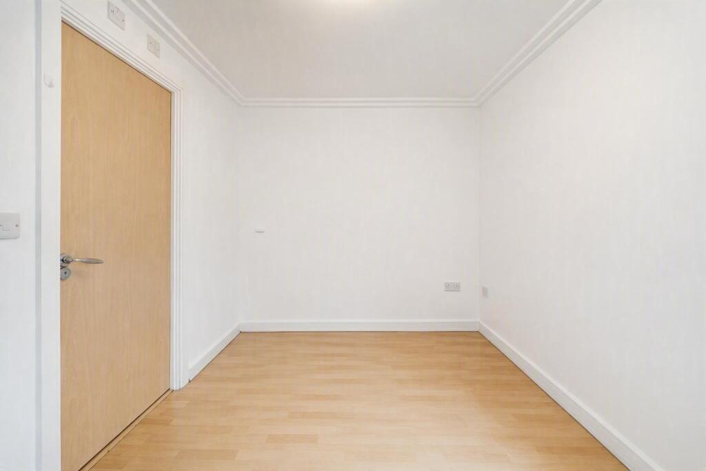 Apartment in Barking, Roding Riverside, Thames View - View 4