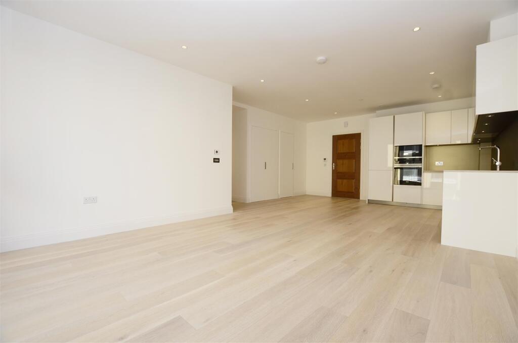 Apartment in Teddington, Hampton Wick - View 3