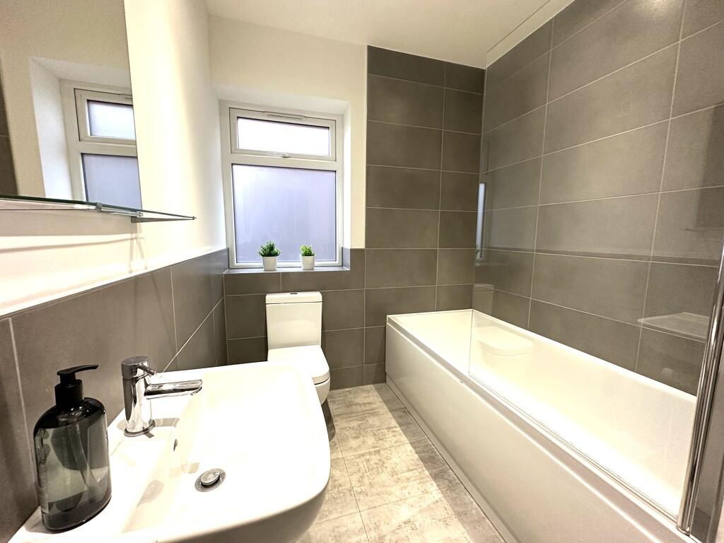 Elmshott Lane, Cippenham, Slough - More