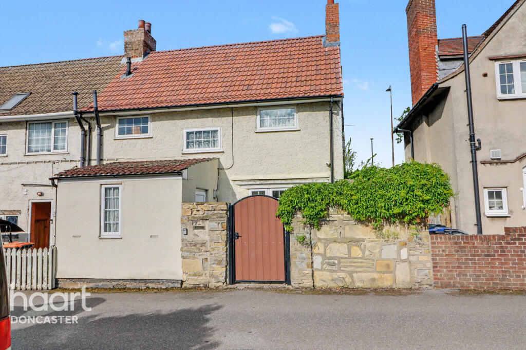 3-bed semi-detached on Great North Road, Woodlands, Doncaster, £120,000