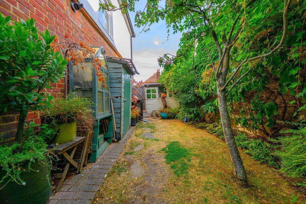 House in Hertsmere, Hertfordshire - More