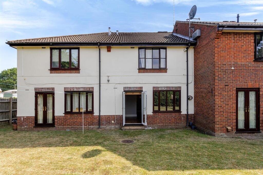Apartment in St Albans, Colney Street, St Stephen - View 3