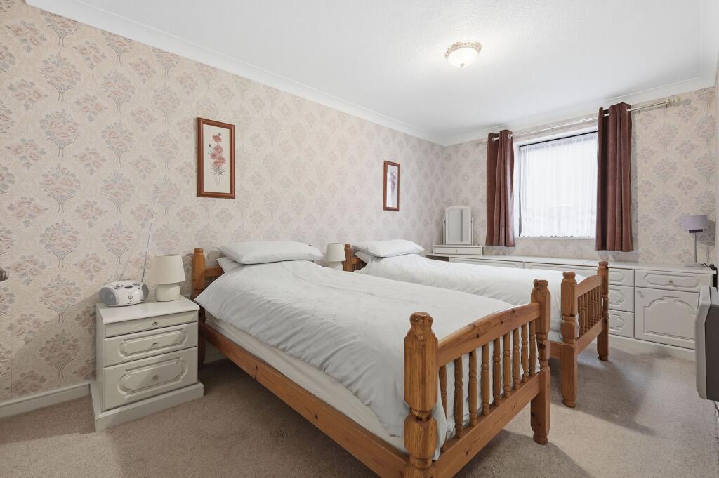 Apartment in Billericay, Queens Park - View 4