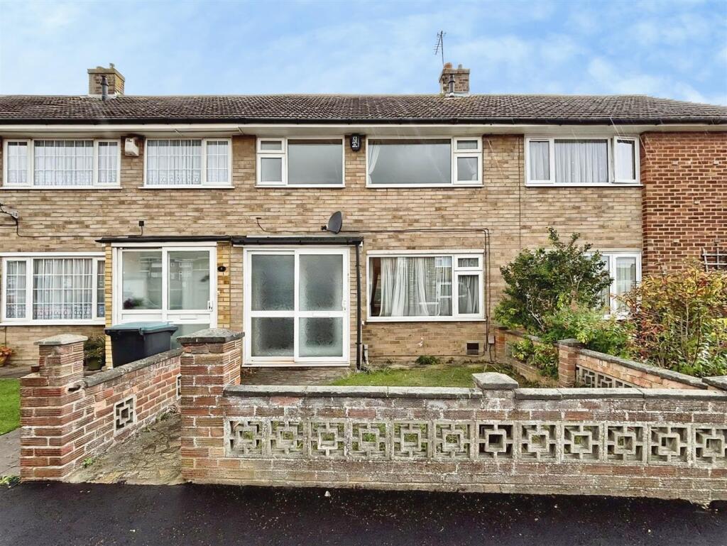 3-bed house on Frobisher Way, Gravesend, £300,000