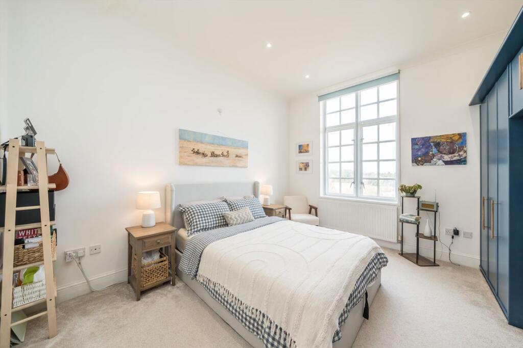 Apartment in Isleworth, Spring Grove - View 4