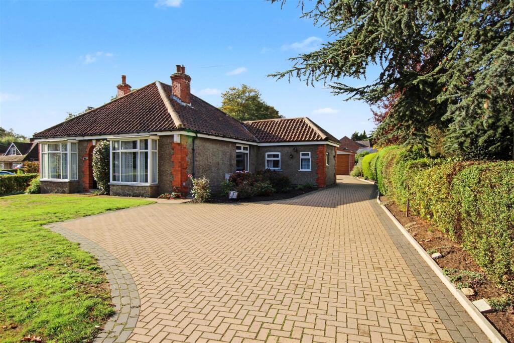 3-bed detached on Caistor Road, Market Rasen, £200,000