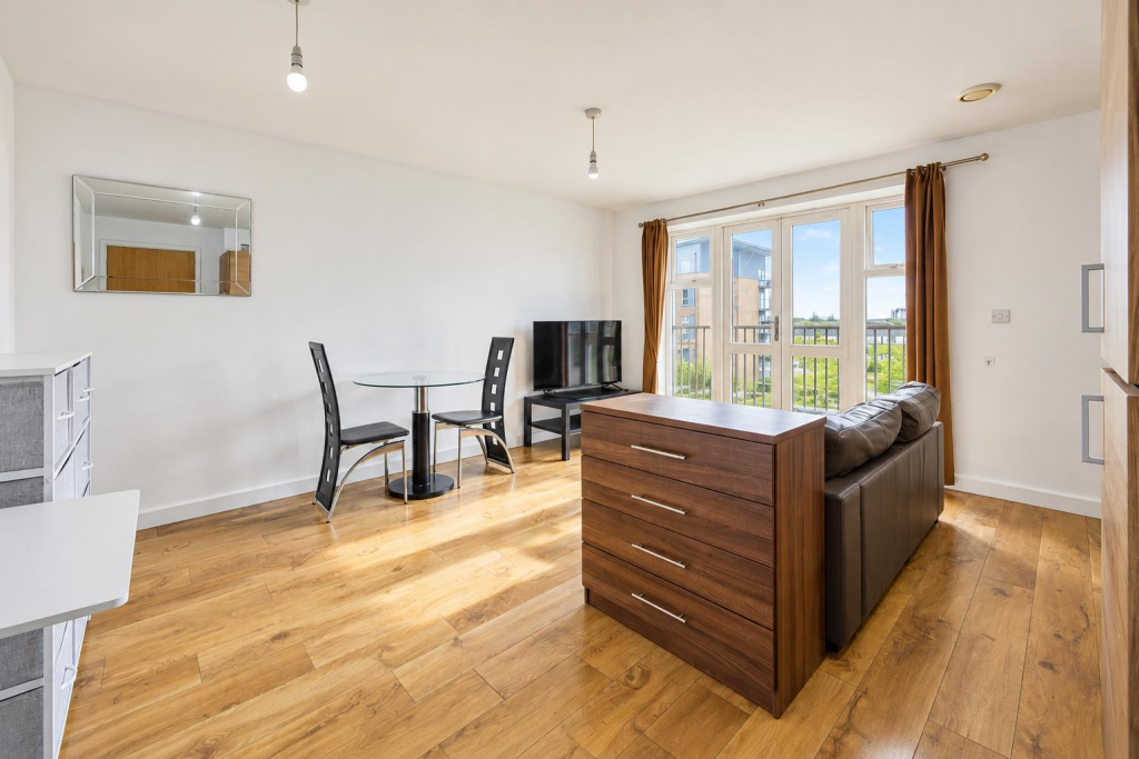 Apartment in Southall - View 3