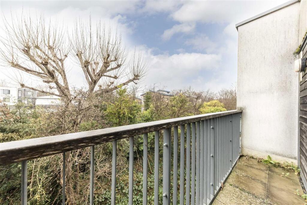 Apartment in London, Cordwell Estate, Hither Green - More