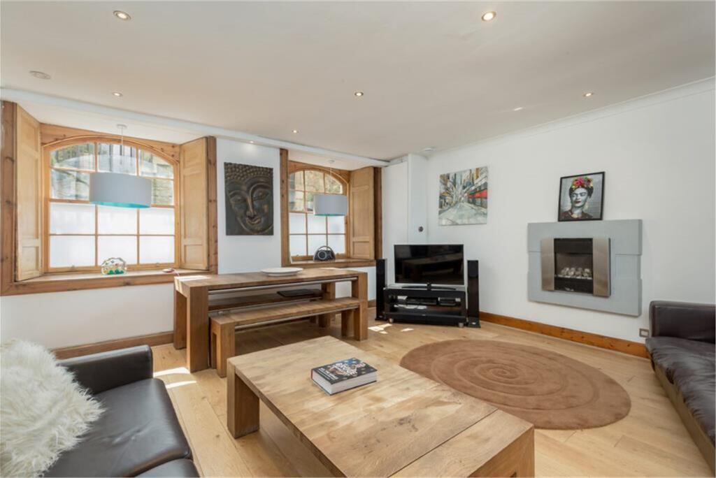 Main image of property: 9 Leopold Place, New Town, EH7 5JW