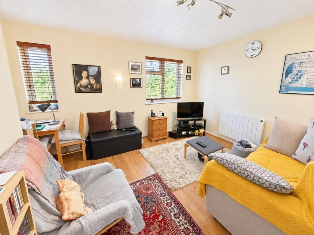 Avon Drive, Alderbury, Salisbury photo 4