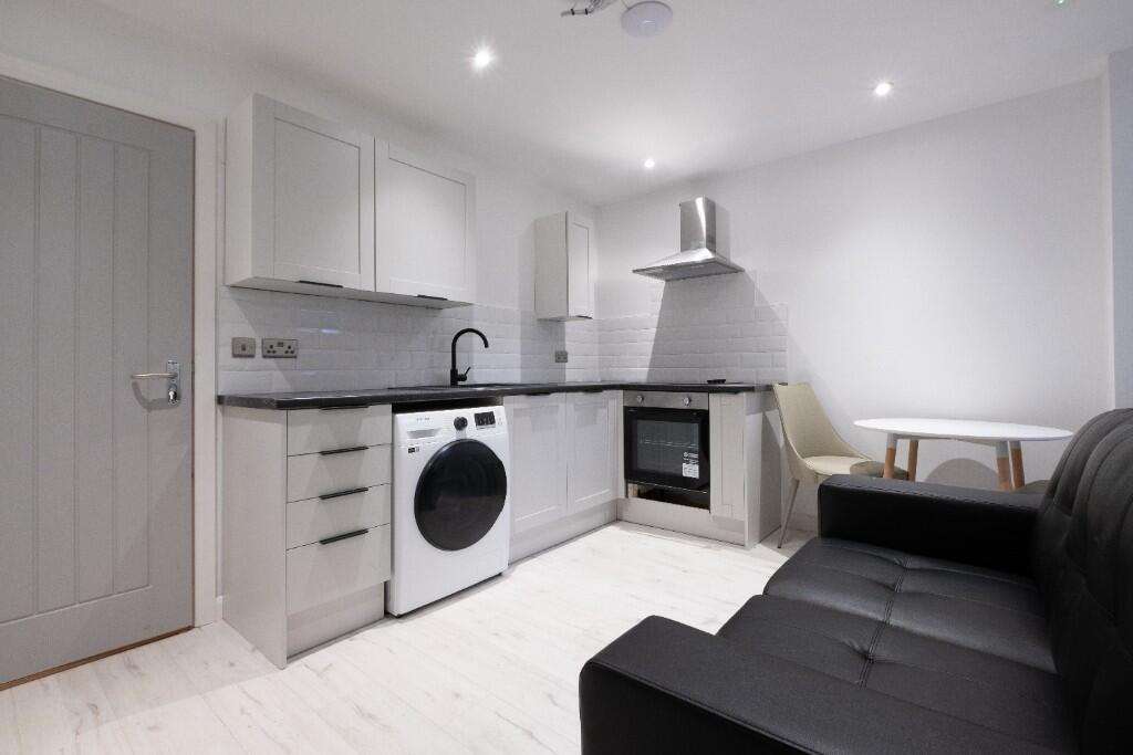 Apartment in Swansea - View 3