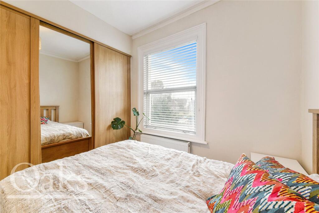 Apartment in Croydon - More