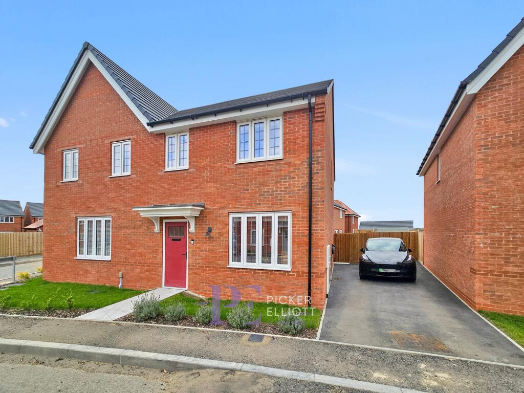3-bed semi-detached on Skylark Road, Hinckley, LE10, £270,000