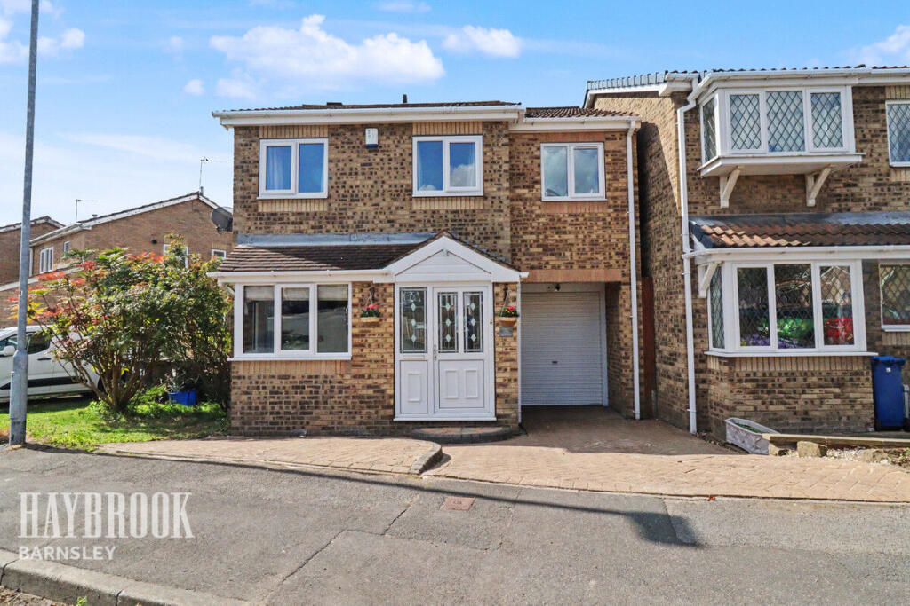 3-bed detached on Cloverlands Drive, Staincross, £260,000