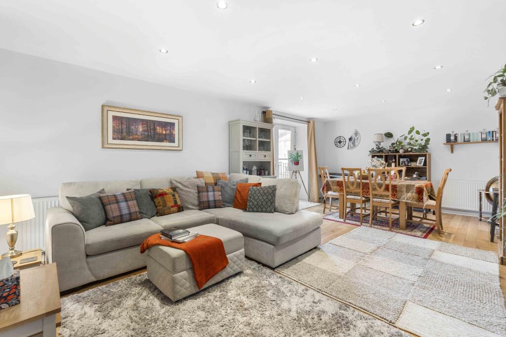 Apartment in Edinburgh, Leith Central - View 3