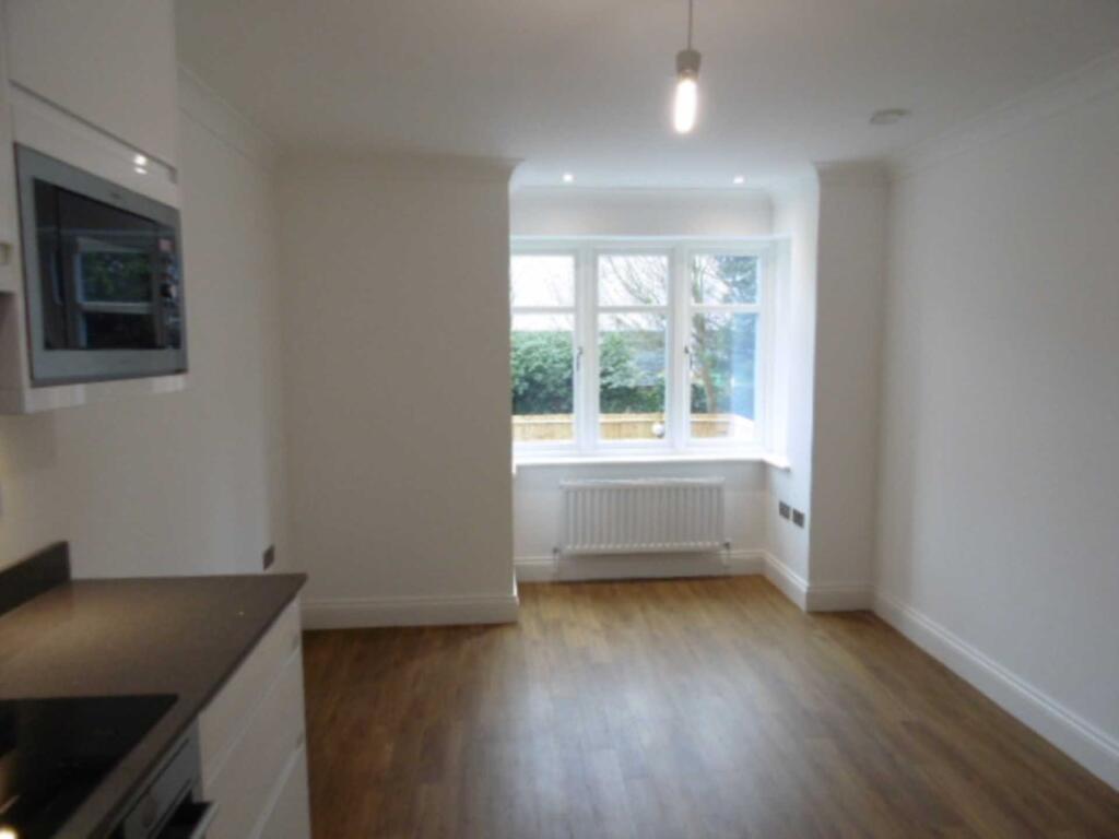 Apartment in Hatfield, Roe Green - View 5