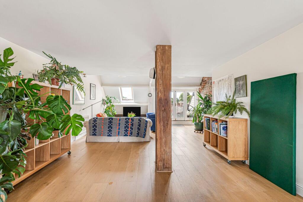 Apartment in Stroud - View 5
