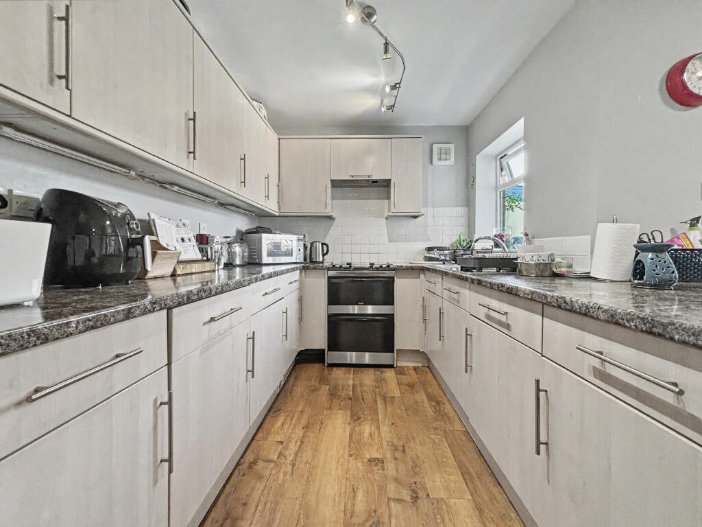 1, Court View Close, Almondsbury, Bristol, Gloucestershire photo 4