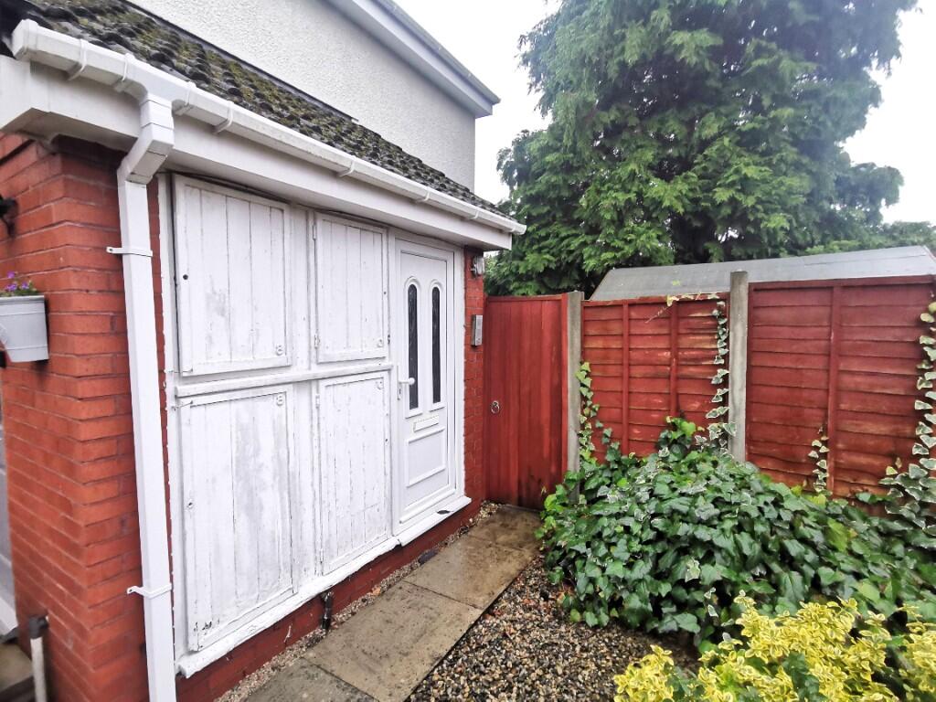 2-bed flat on Fossdale Moss, Leyland, Lancashire, PR26, £95,000
