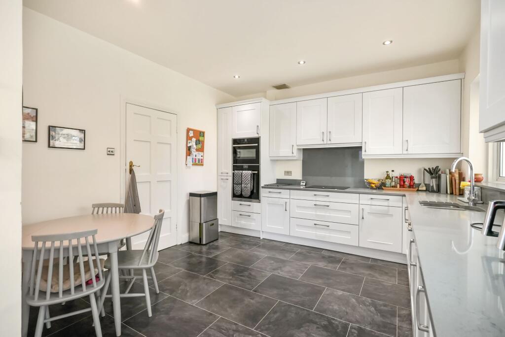 House in Sutton - View 5