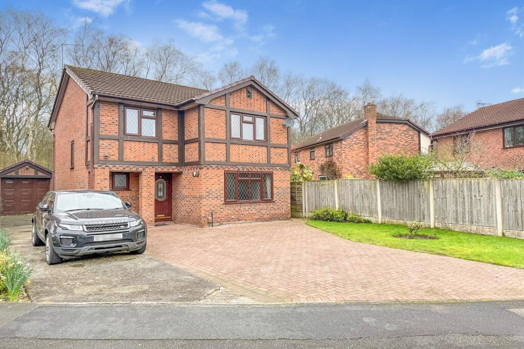 Main image of property: Inglewood Close, Birchwood, WA3  6UJ