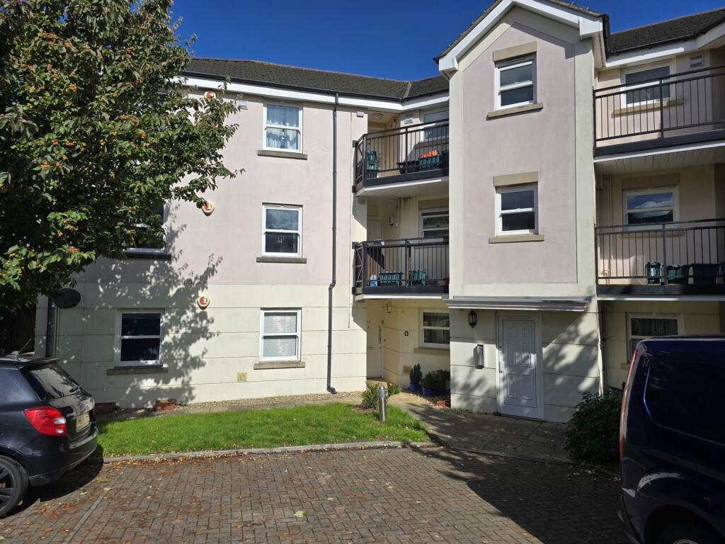 2-bed flat on Union Close, Bideford, £135,000