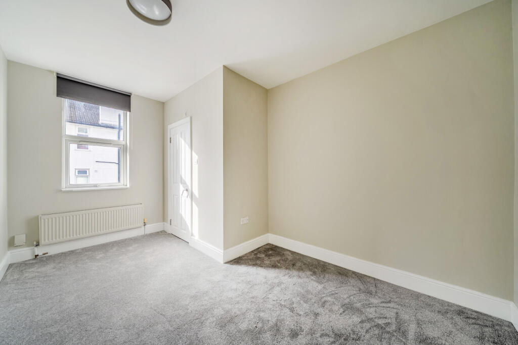 Apartment in Croydon - View 5