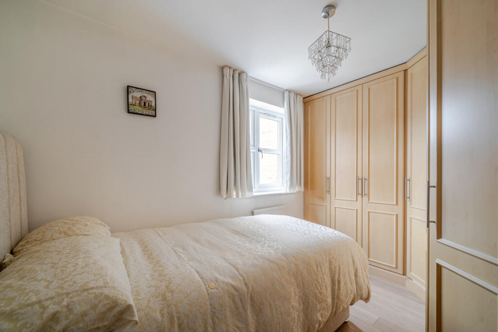 St. Andrews Gardens, Cobham, KT11 photo 4