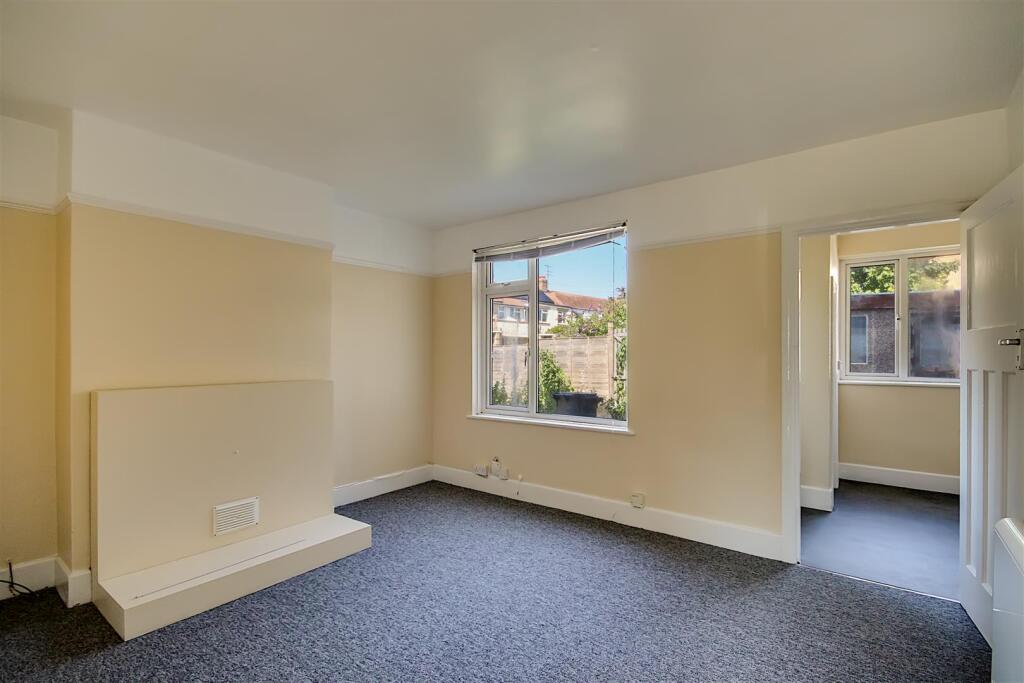 South Farm Road, Broadwater, BN14 - View 4