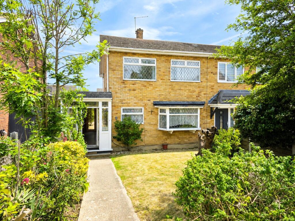 Main image of property: Graysons Close, Rayleigh, Essex, SS6