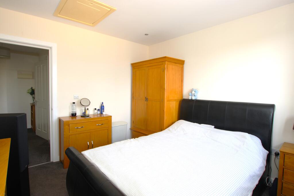 Apartment in Northampton - More