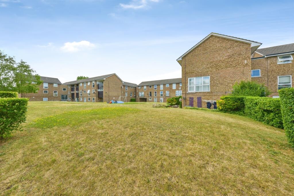 Apartment in Welwyn Hatfield, Hertfordshire - View 3