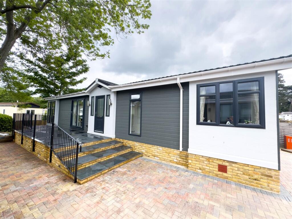 2-bed caravan on Willows Riverside Park, Windsor, £310,000