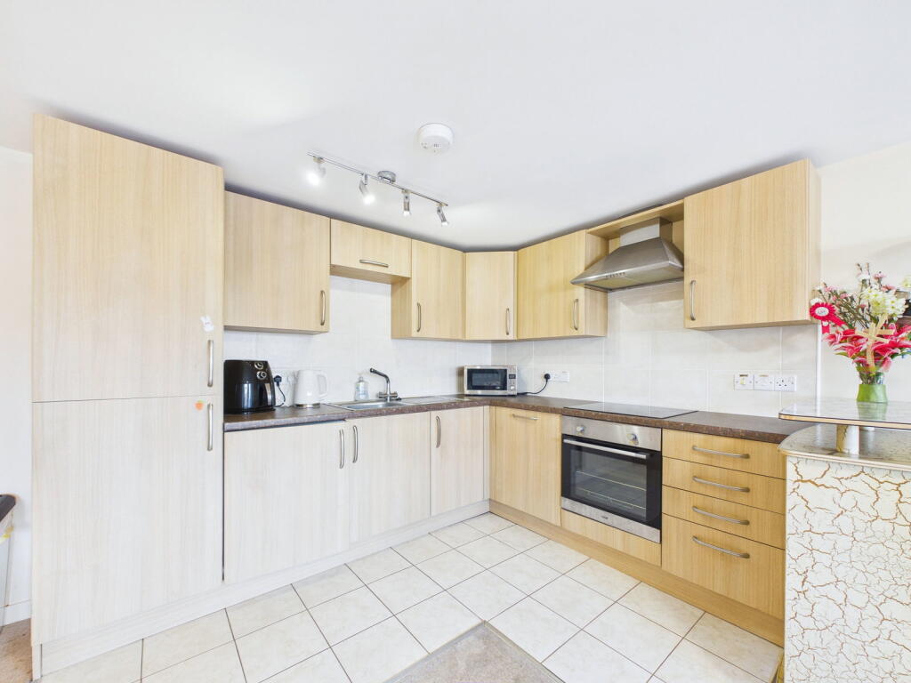 Apartment in Torquay, Torbay - View 5