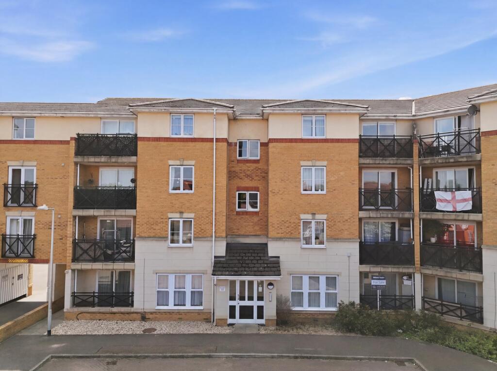 2-bed flat on SEWELL CLOSE, Chafford Hundred, Grays, £225,000