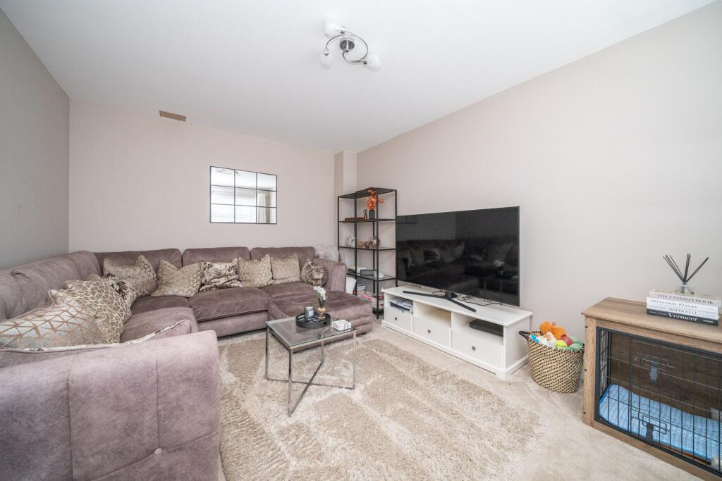 Mallard Crescent, Caddington, LU1 photo 3