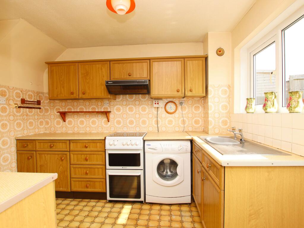 House in Cardiff, Tonyrefail - More