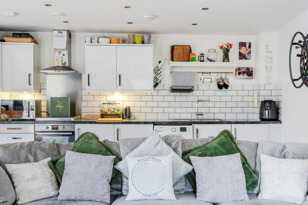 Apartment in Kingston upon Thames - View 2