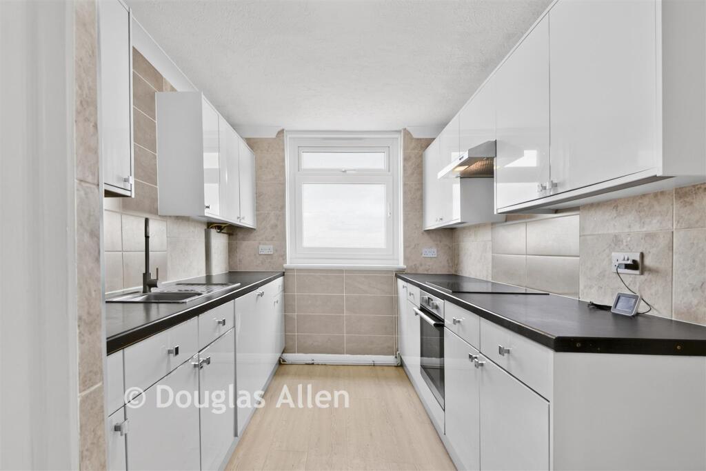 Eagle Way, Great Warley, Brentwood, Essex photo 3