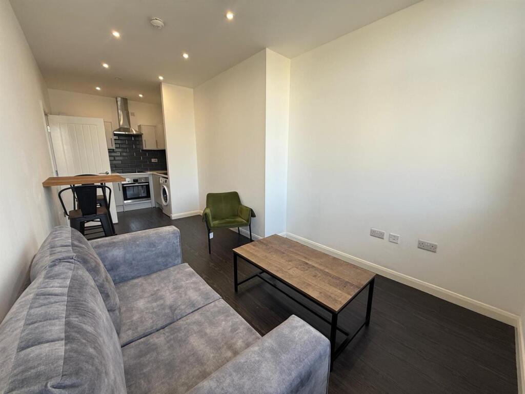 Apartment in Bradford, Little Germany, Barkerend - View 2