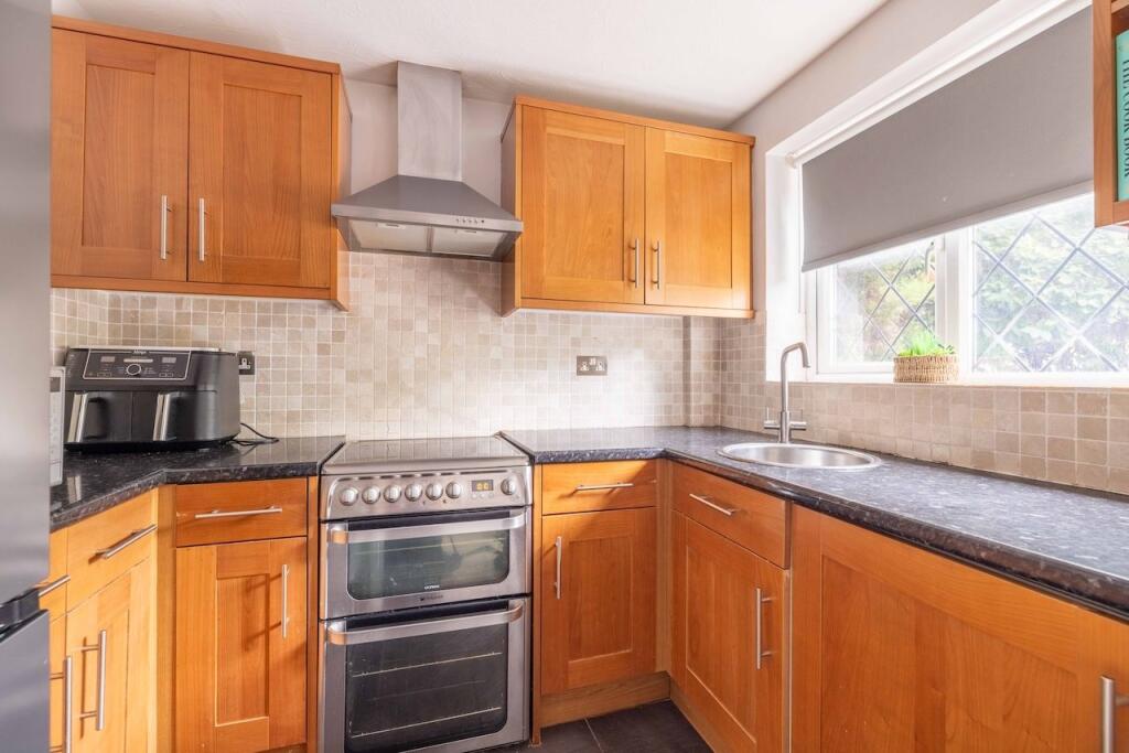House in Slough, Burnham - More