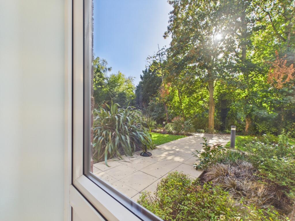 Apartment in Wolverhampton, Tettenhall - More