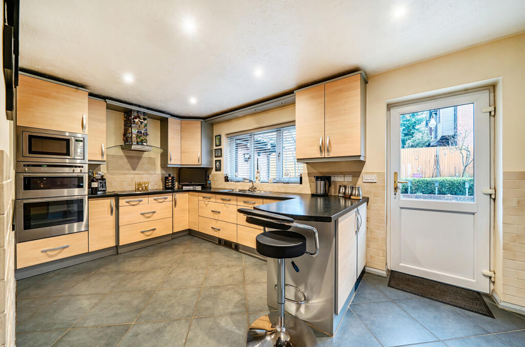 Waggoners Hollow, Bagshot, Surrey, GU19 photo 3