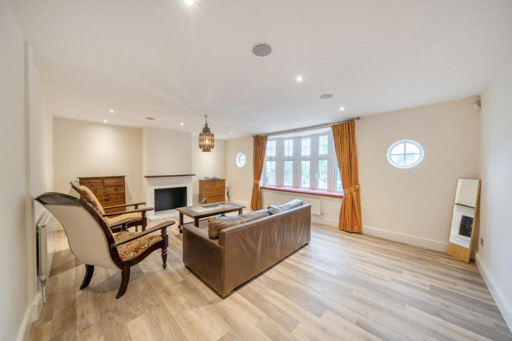 3-bed apartment on Marsh Road, Pinner, Middlesex, £550,000